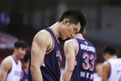 CBA再现受伤惊魂，前任状元90度崴脚，本人感受未伤及骨头